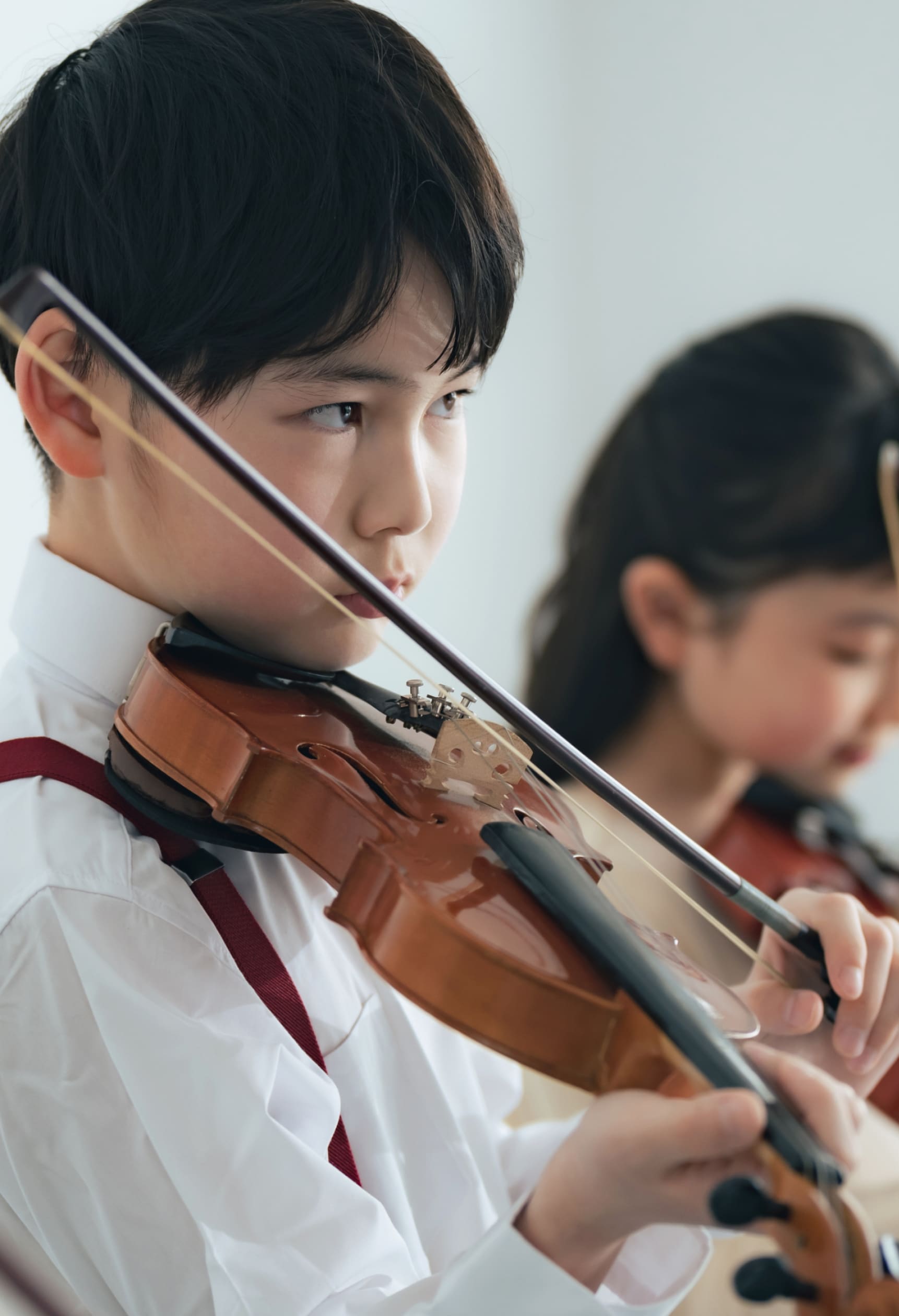 a child playing the violin